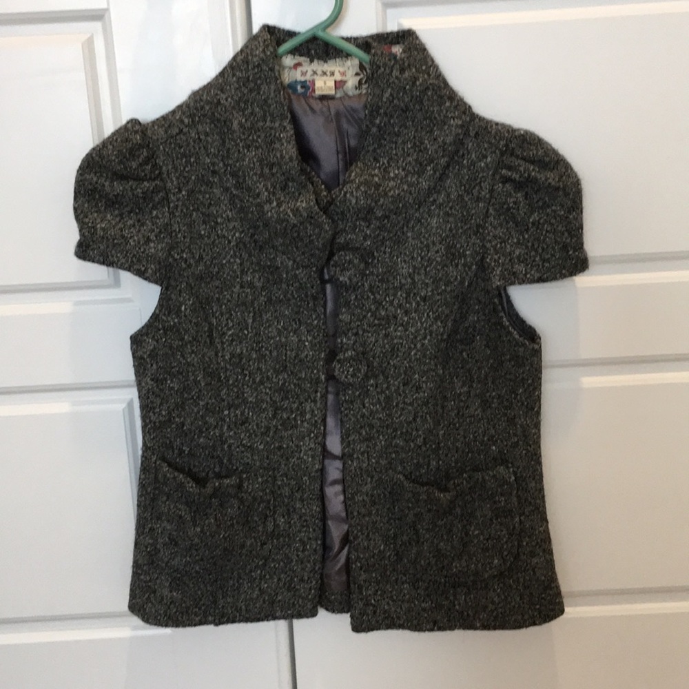 Short-sleeved jacket.